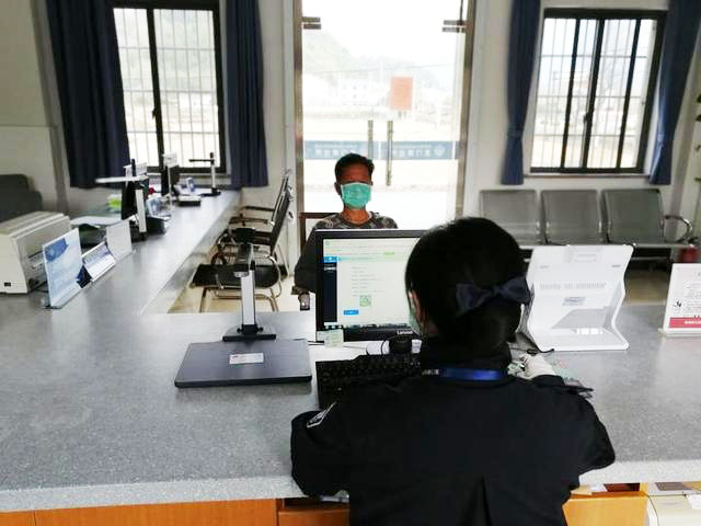 圖為帶身份證讀卡器功能的高拍儀 圖為帶身份證讀卡器功能的高拍儀